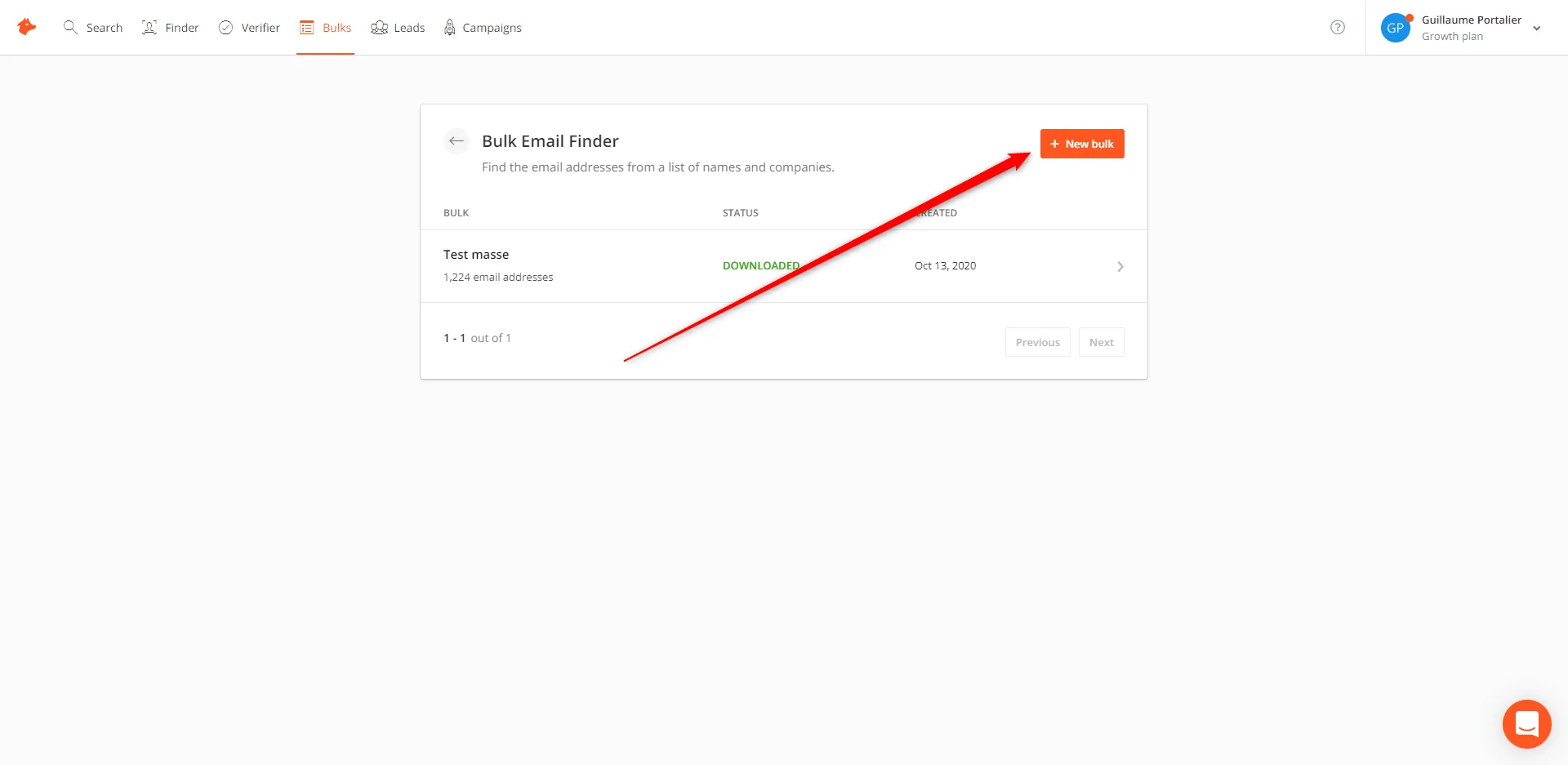 Page web montrant un outil "Bulk Email Finder" avec des options pour charger des fichiers et des boutons rouges. Contexte : interface utilisateur d'un service en ligne.