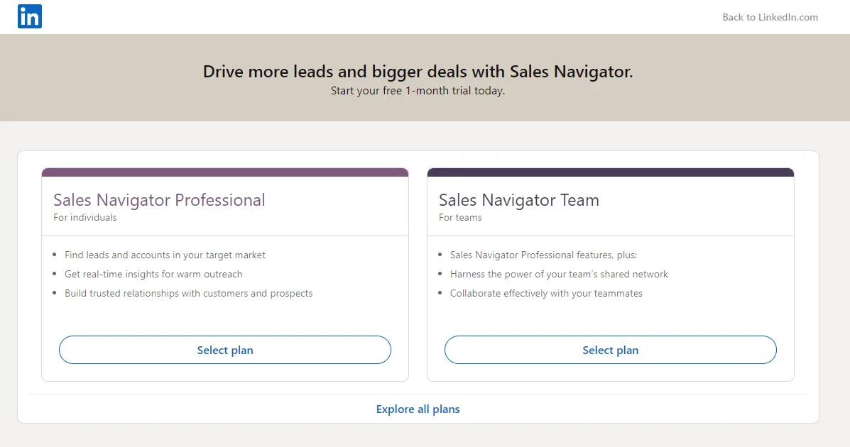 Page LinkedIn présentant des options de plan pour Sales Navigator Professional et Team, avec des boutons "Select plan". Contexte : promotion de l'outil Sales Navigator.