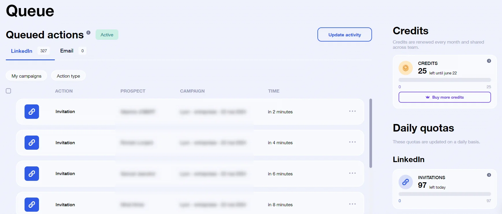 Page d'attente avec des actions en attente pour LinkedIn et Email. Contexte de gestion de tâches automatisées.