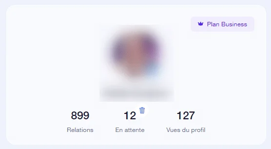 Page d'profil avec photo floutée, 899 relations, 12 en attente, 127 vues du profil, plan Business.