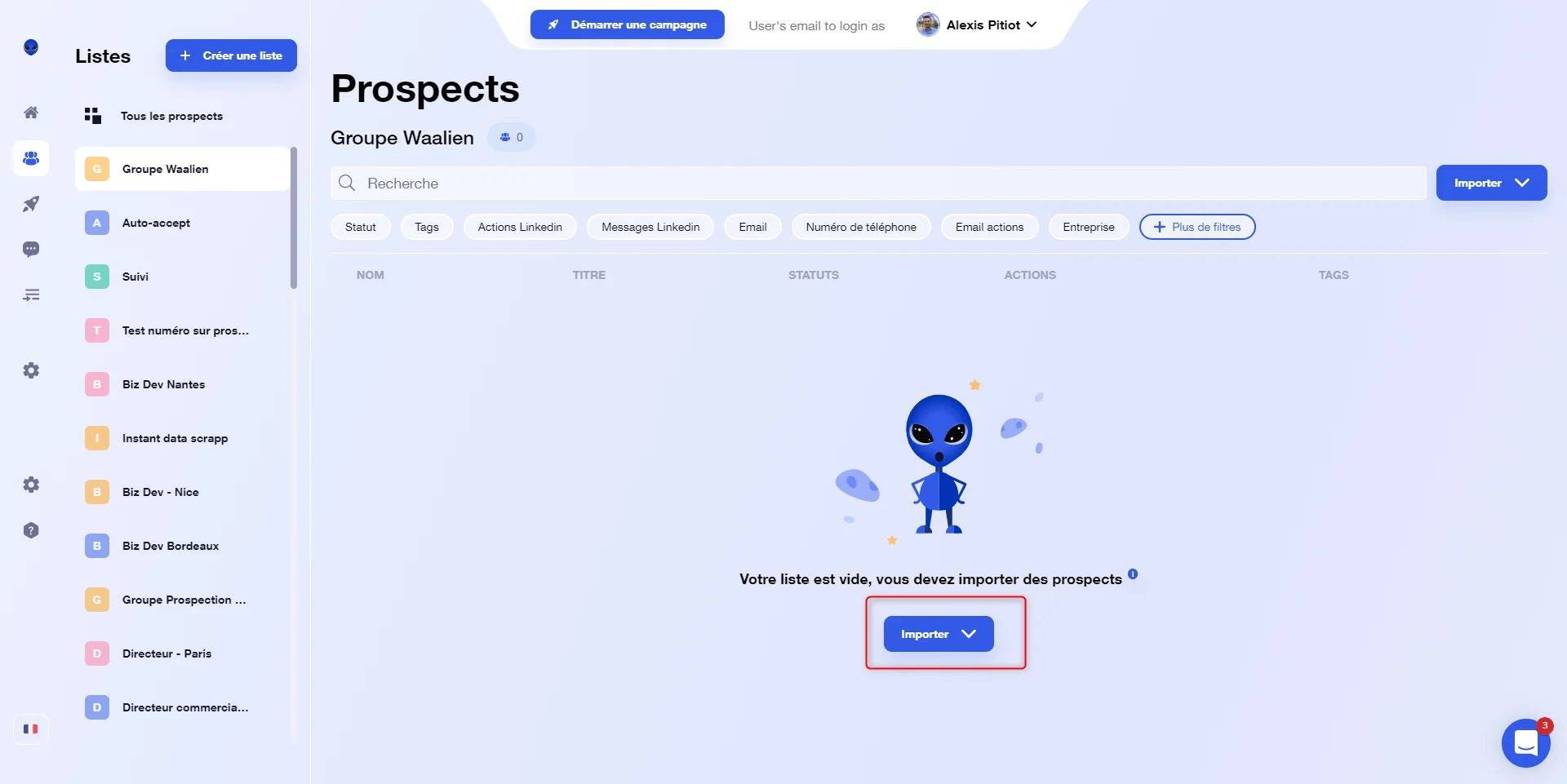 Page d'accueil d'une application de prospection en ligne, affichant un personnage bleu et le texte "Importer". Contexte : gestion de contacts marketing.