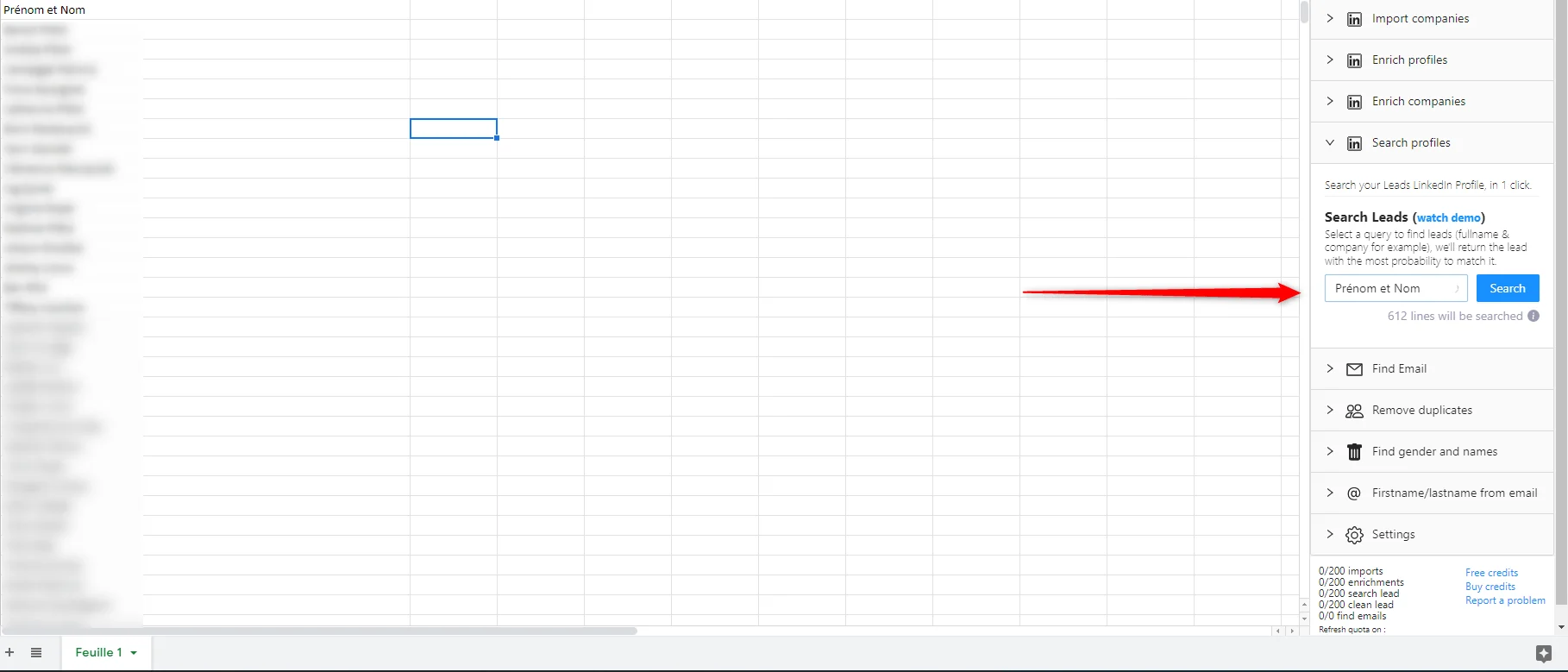 Tableau Excel avec des noms en colonne, curseur rouge pointant sur "Find Email" dans un menu latéral.