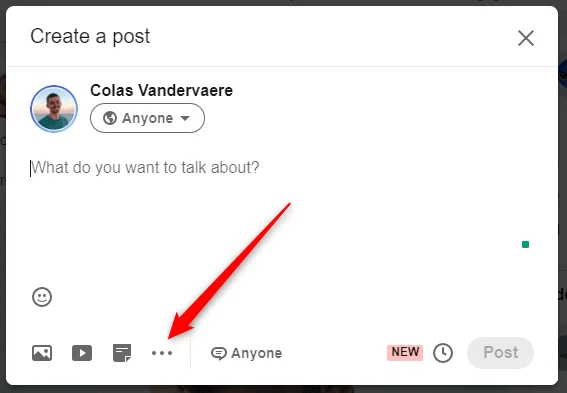 Interface Facebook : création de post, profil Colas Vandervaere, texte "What do you want to talk about?", icônes en bas, flèche rouge vers les options supplémentaires.