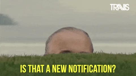 Tête dans l'herbe, question : "IS THAT A NEW NOTIFICATION?" sur fond flou.