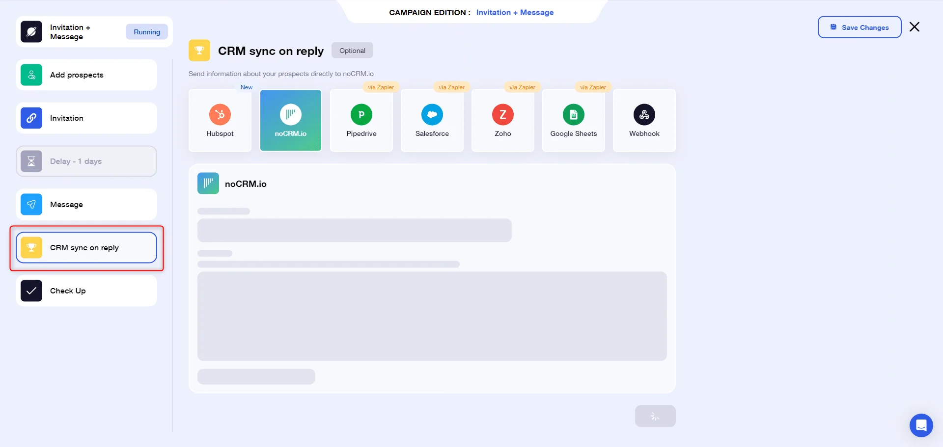Interface d'application web avec des options de campagne, bouton "CRM sync on reply" en rouge, icônes de logiciels et texte "noCRM.js".