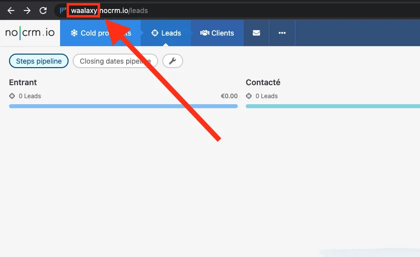 Page web CRM avec URL "waalaxy.nocrm.io/leads" marquée par flèche rouge.