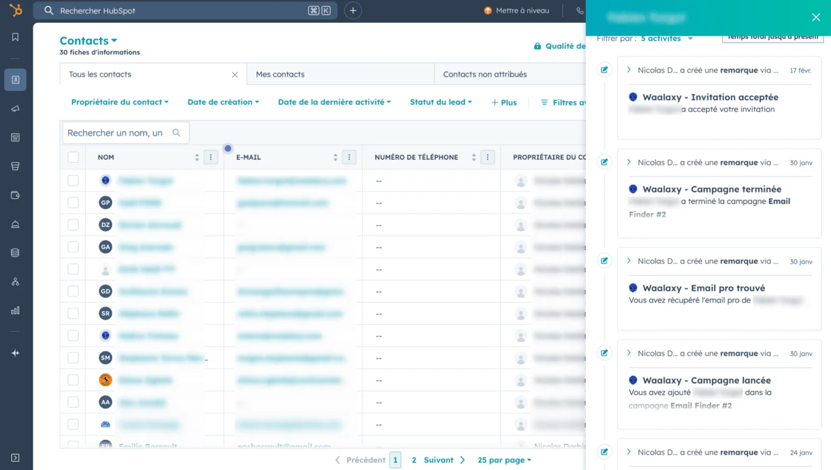 Tableau de contacts avec filtres et messages d'activité en liste.