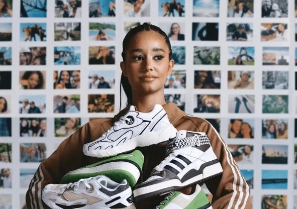 Personne tenant des chaussures colorées devant un collage de photos.
